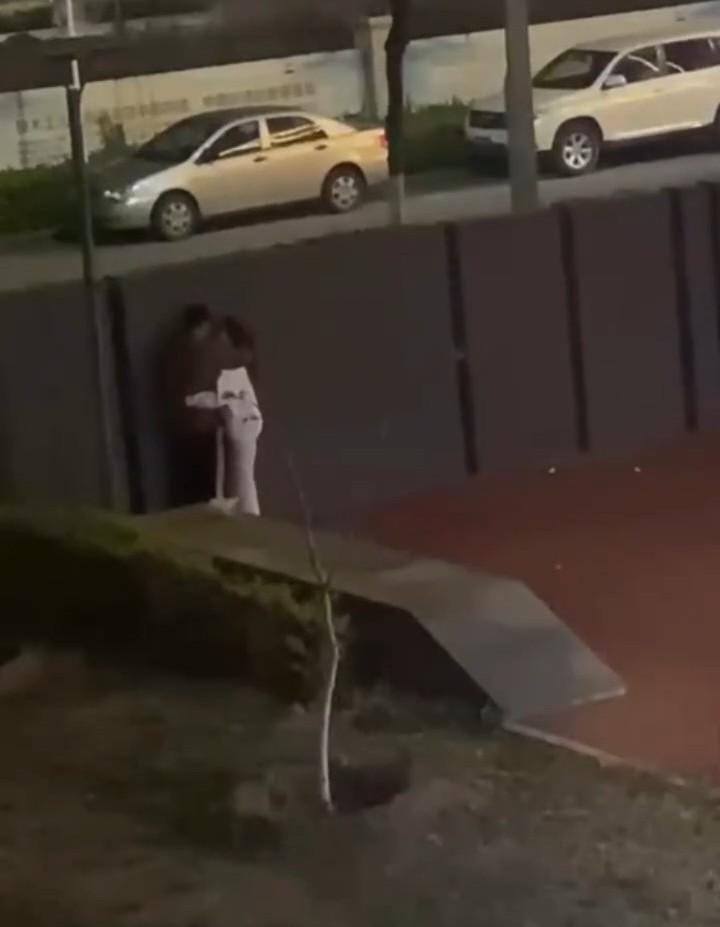 情到深处舔鸡巴 饥渴小情侣躲在围墙后激情吃鸡 路边监控拍下全程 就不能找个没人的地方？-2