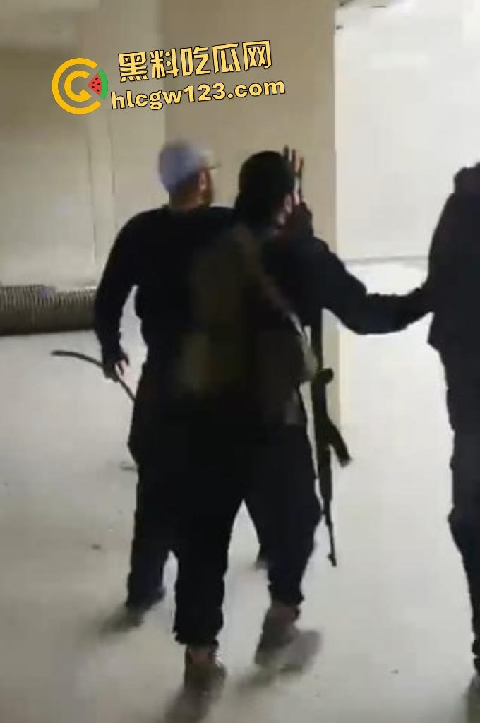 加沙暴徒踩以色列人质如蹦床！分尸虐杀血腥，扬言以色列人是孬种！-7