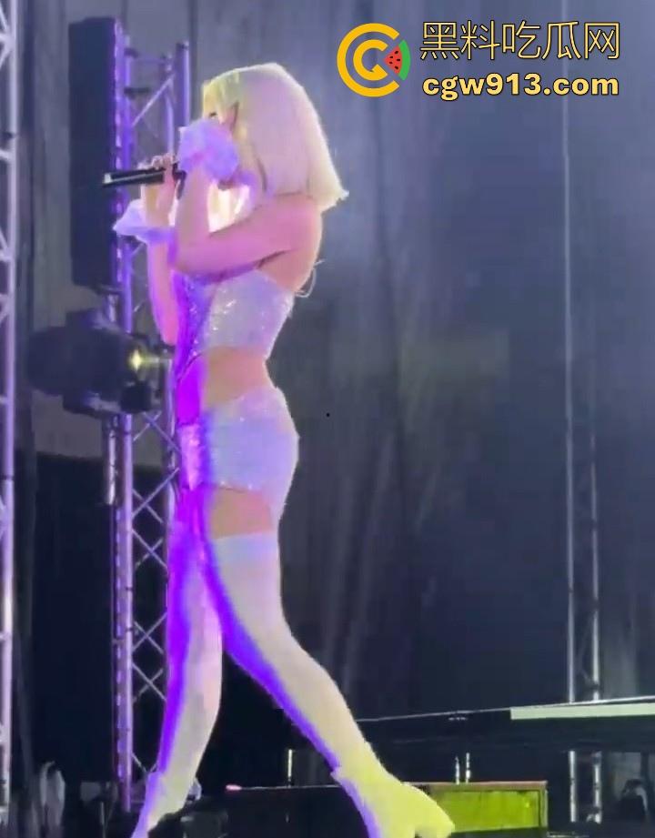外国音乐节歌手没穿内裤上台演唱？ 其实是视觉错位而已，实际是穿了的，灯光的照射的缘故！-4