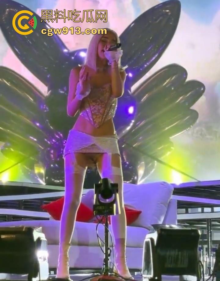 外国音乐节歌手没穿内裤上台演唱？ 其实是视觉错位而已，实际是穿了的，灯光的照射的缘故！-5