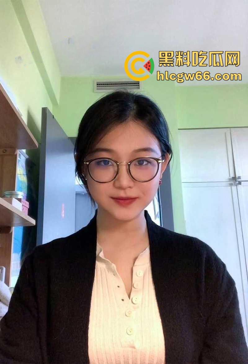 四川极品美妞【李玉婷】身材完美床技高超小母狗 被绿帽男友和好兄弟前后夹击 双洞齐开！-1