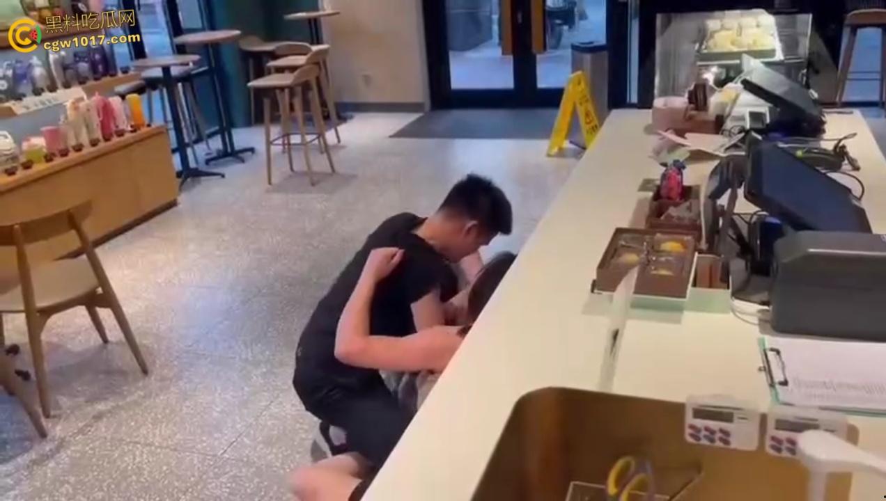 渣男带着小三在星巴克约会，两人有说有笑空气弥漫着暧昧， 被原配当场抓包后，两人瞬间扭打在一起 ！-6