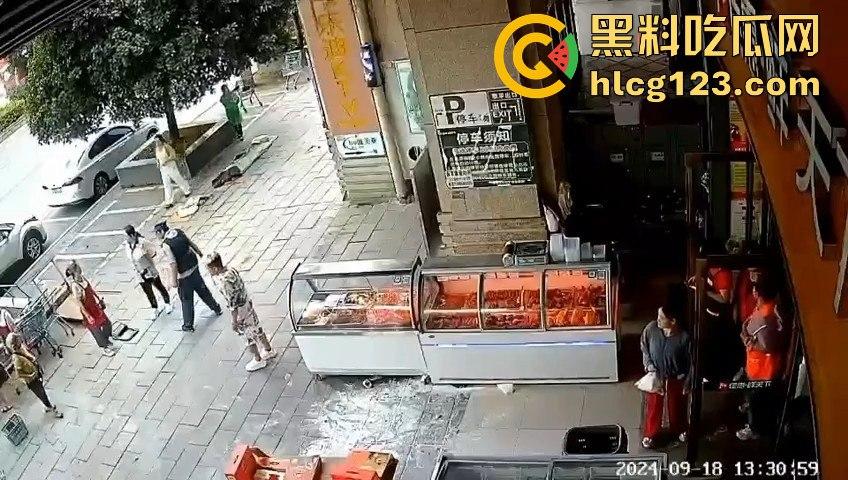 疯狗发狂咬住不放！怀孕母狗突袭小女孩，女孩妈都懵了，幸亏路人群殴才救回命！-3