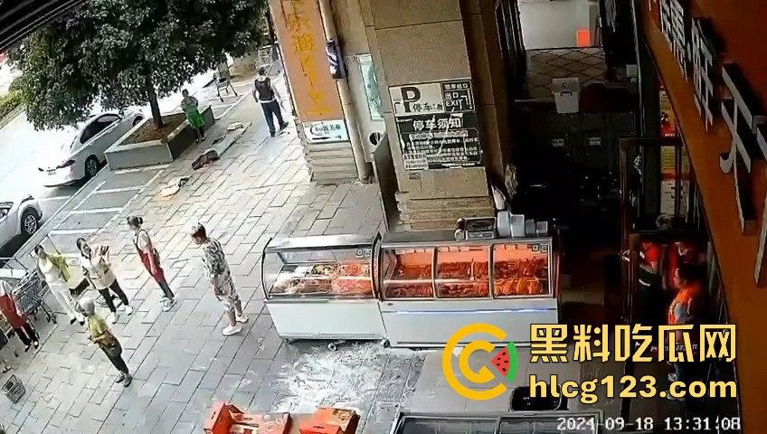 疯狗发狂咬住不放！怀孕母狗突袭小女孩，女孩妈都懵了，幸亏路人群殴才救回命！-4