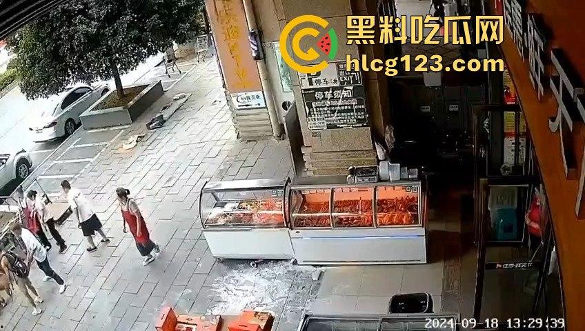 疯狗发狂咬住不放！怀孕母狗突袭小女孩，女孩妈都懵了，幸亏路人群殴才救回命！-12