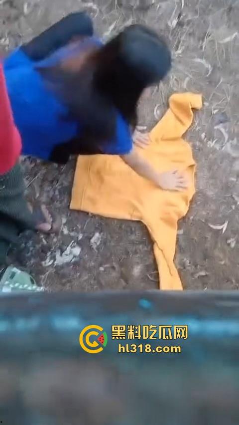 年轻情侣户外野战，衣服围裙一铺倒地就是干，无套猛入花式爆操，画面香艳又刺激！-2