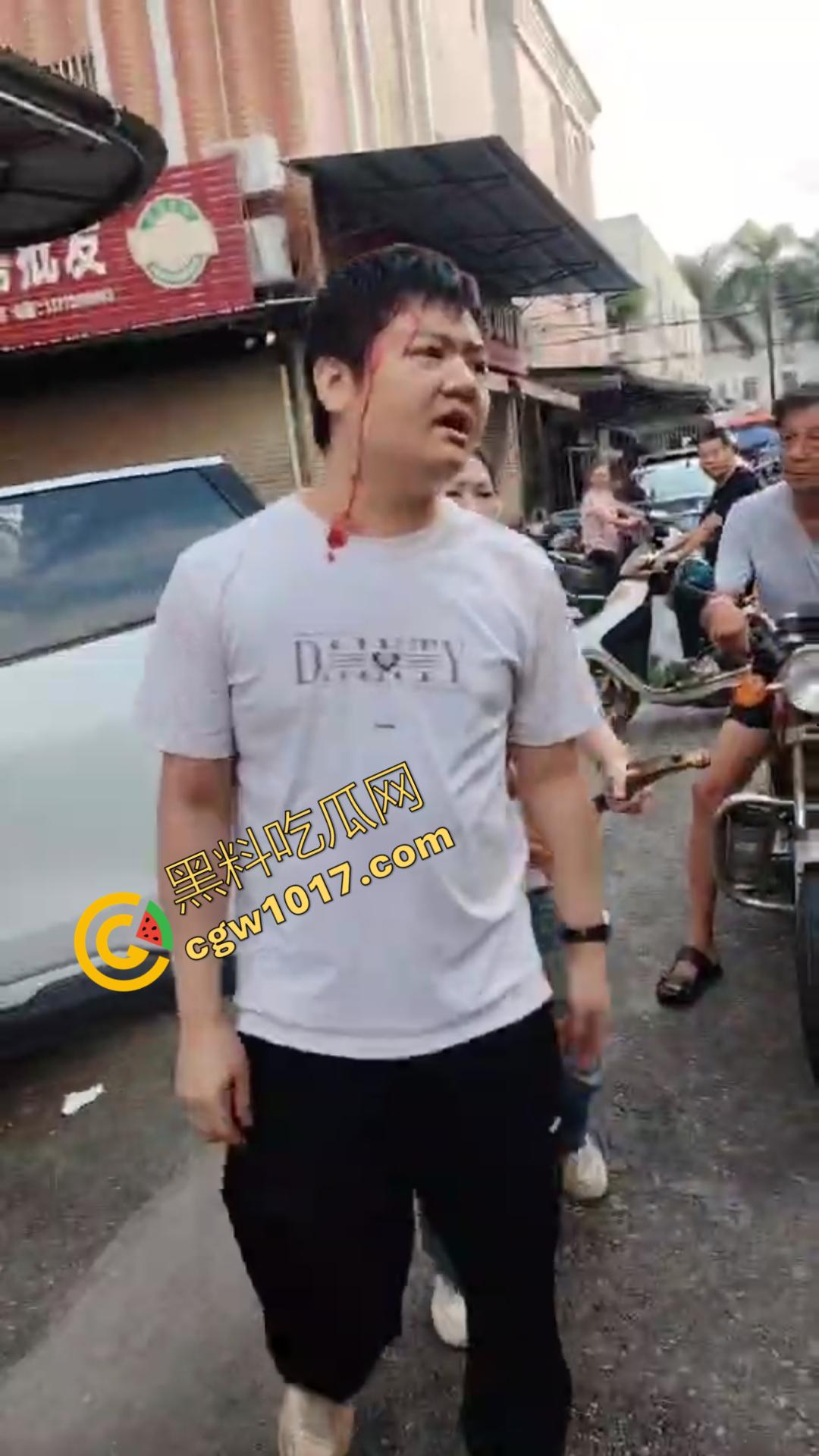 揭阳街头爆眼福！31岁小鲜肉与47岁阿姨车内忘情亲热，被捉现行，网友狂咳：啃老树嫩牛淫贱情热！-2