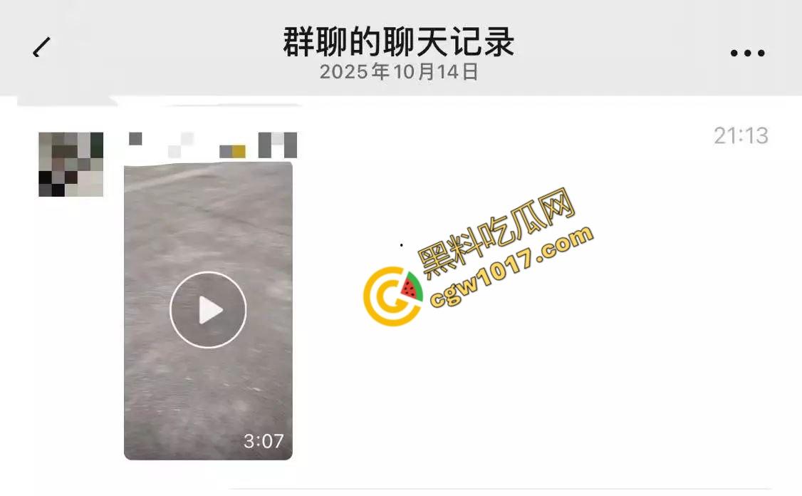 揭阳街头爆眼福！31岁小鲜肉与47岁阿姨车内忘情亲热，被捉现行，网友狂咳：啃老树嫩牛淫贱情热！-8