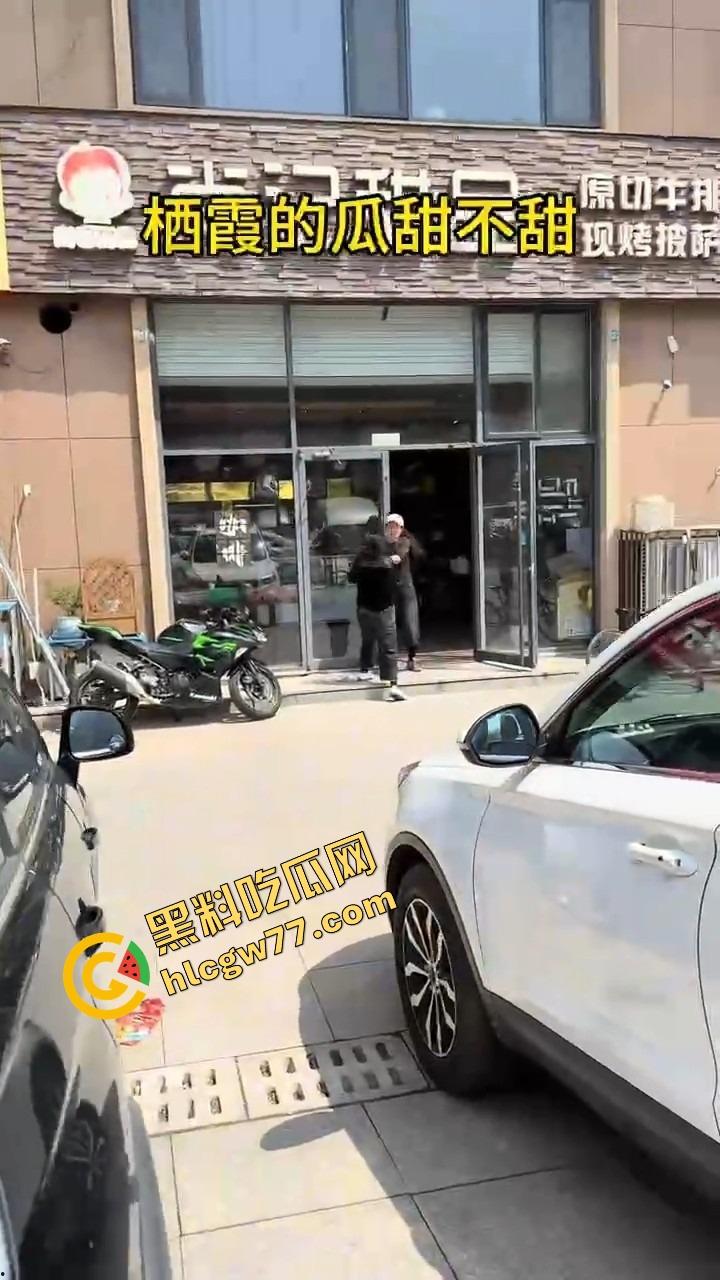 栖霞尚记甜品小三当街挑衅原配，奶茶没喝上，脸先被泼成奶盖，两女互撕扯头发狠撕逼！-7