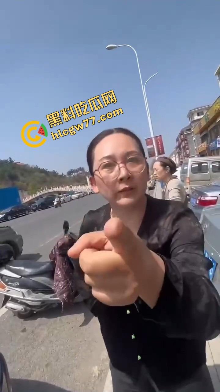 栖霞尚记甜品小三当街挑衅原配，奶茶没喝上，脸先被泼成奶盖，两女互撕扯头发狠撕逼！-11