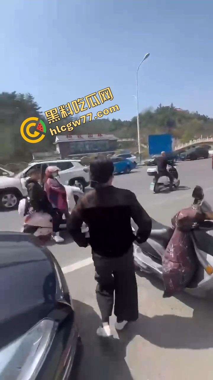 栖霞尚记甜品小三当街挑衅原配，奶茶没喝上，脸先被泼成奶盖，两女互撕扯头发狠撕逼！-12