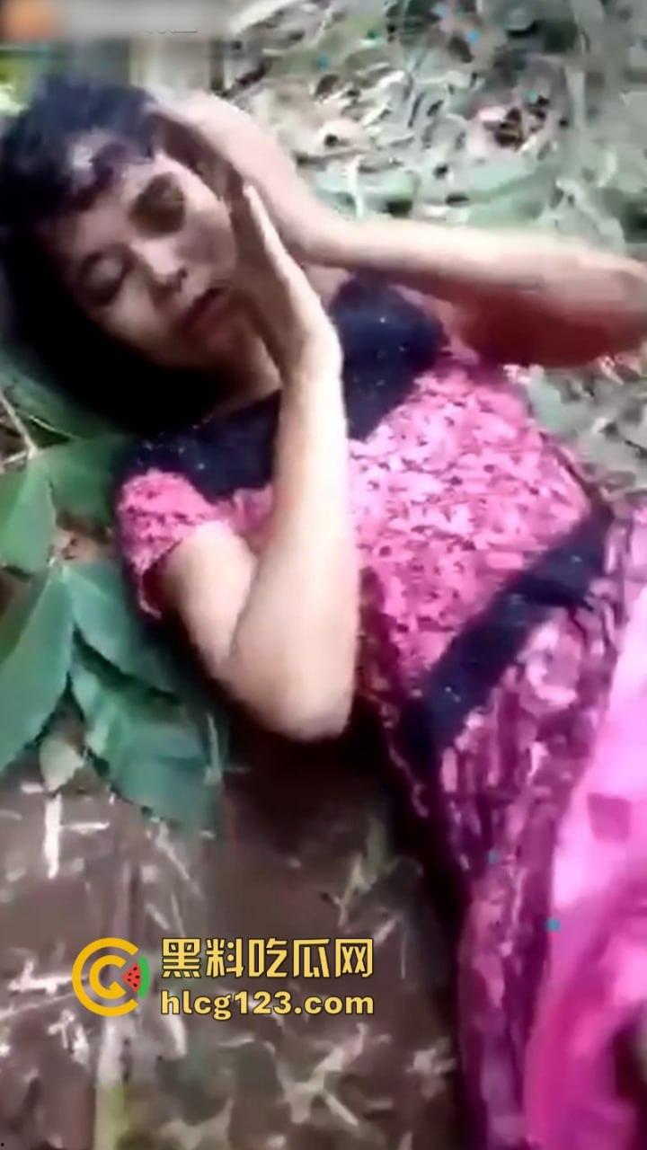 印度真实强奸与朋友一起强奸自己的亲嫂子 现场女子被五六根鸡巴轮插到哭-11