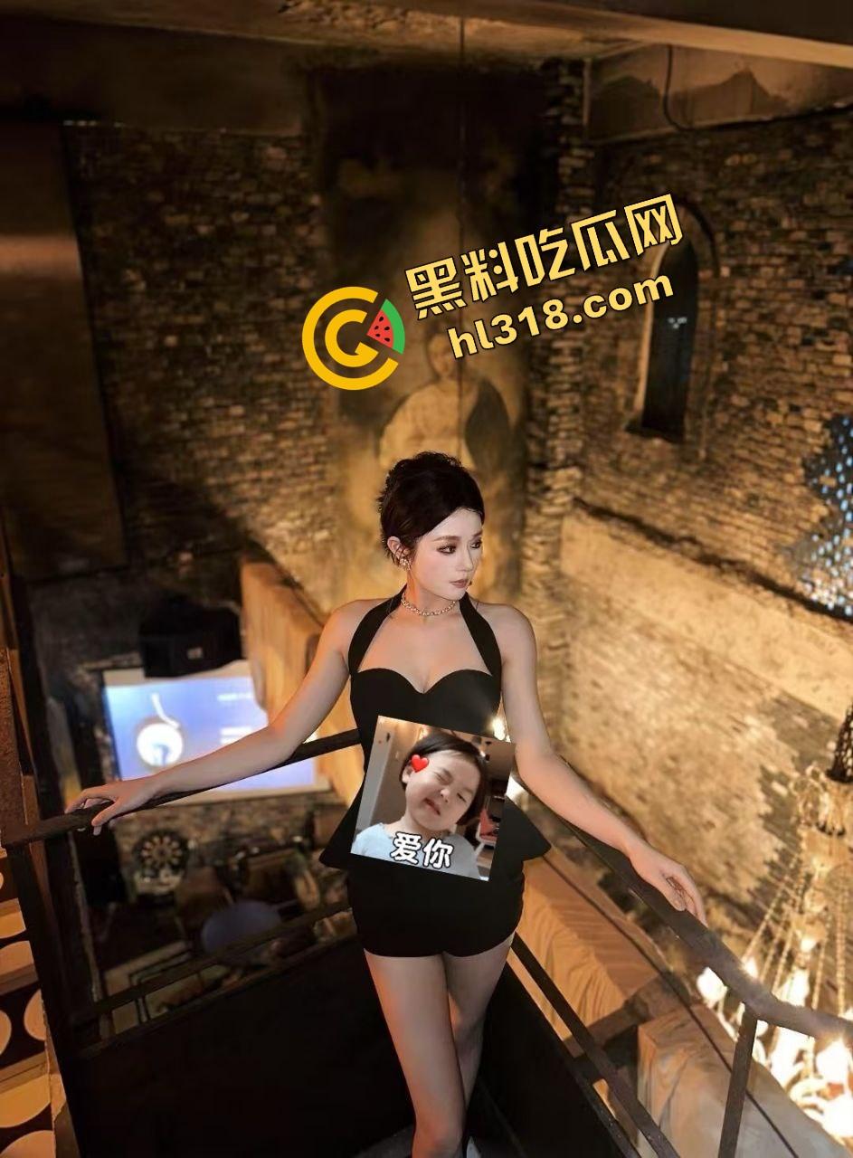 极品少女1V7大战现场，全程轮番吞精液，挨个排队撸管喂射她嘴里，都说没见过这么耐操的母狗！-2