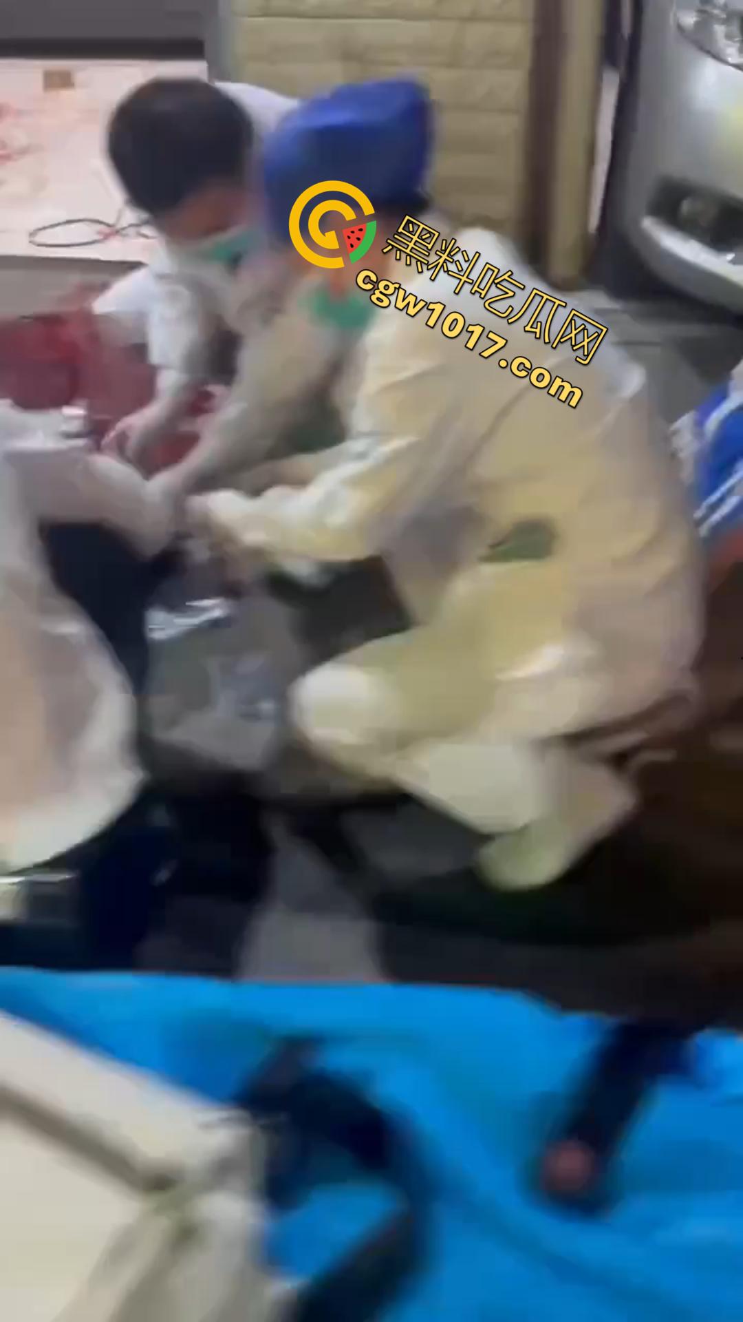 广西南宁骇人惨案！外卖骑手与商家发生口角 被其持刀疯砍当场死亡 现场血流成河毛骨悚然！-7