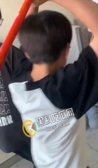 漳州市南靖县高新学校 中学生校园霸凌 厕所群殴 疯狂殴打落单小男孩！-1