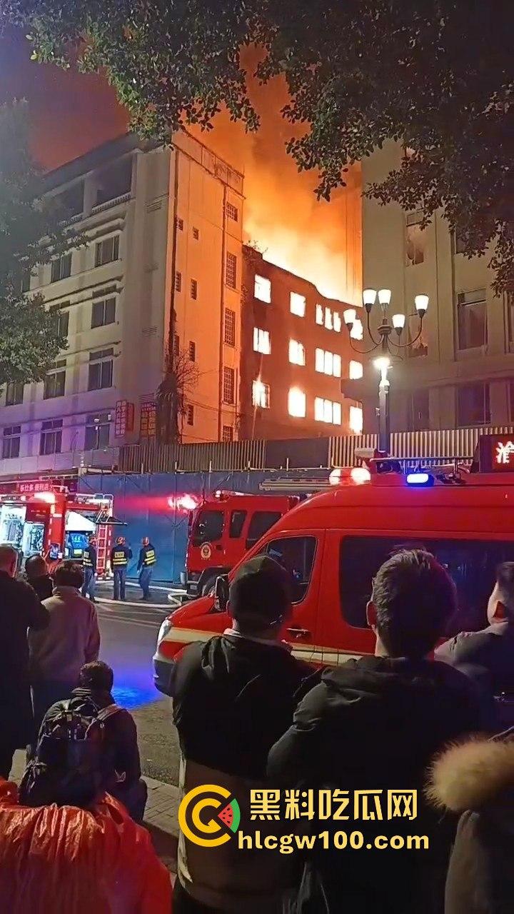 天降灾祸！！重庆市渝中区威斯汀对面新华路家电城失火，现场火光冲天，堪称人间地狱。-4