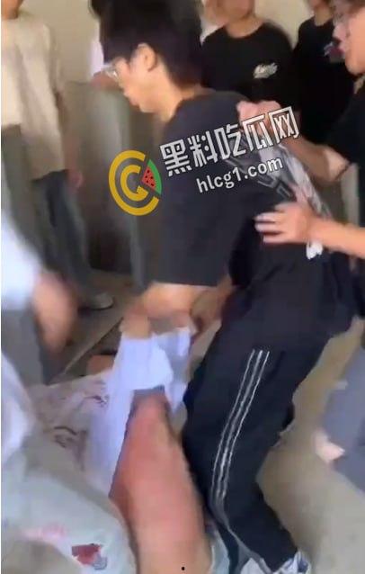 漳州市南靖县高新学校 中学生校园霸凌 厕所群殴 疯狂殴打落单小男孩！-6