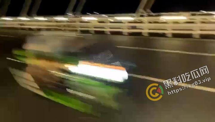 现在机车老妹太猛了 以身实践骑士精神  试试就逝世！-1