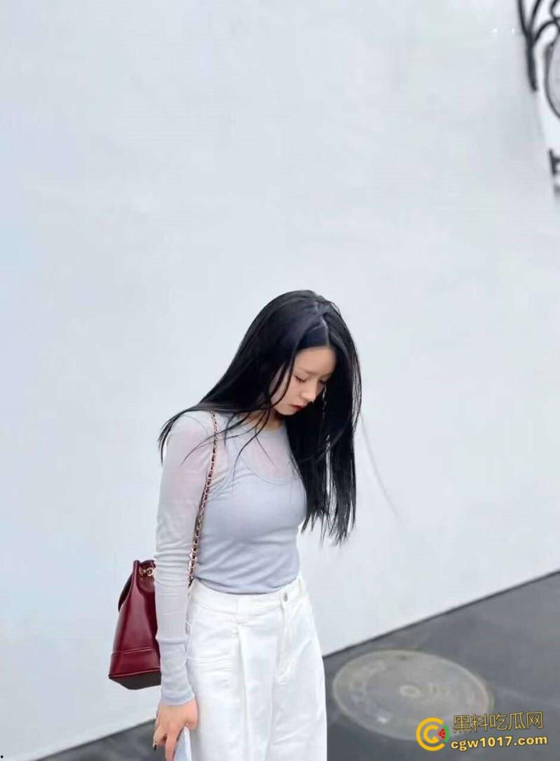 富二代约炮大神【fkabuto】，约炮荆州甜妹，极品反差妹出轨男友，穿着白色吊带被扛腿猛草，露脸深喉爽到揉奶！-3