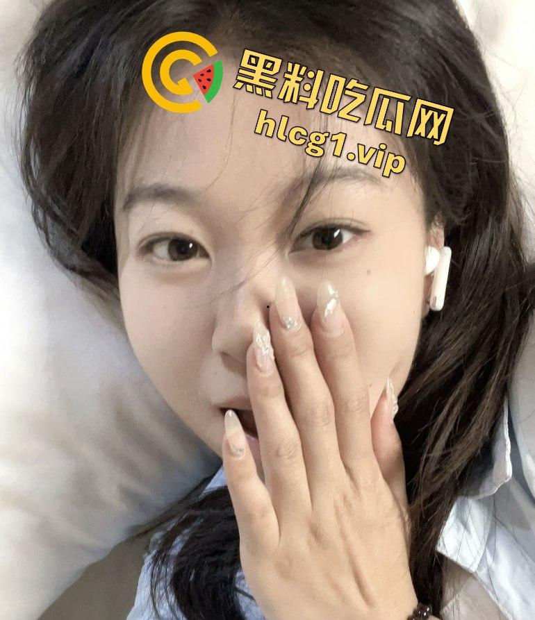 火车硬卧激情调教！女友当众玩弄自慰棒，场面劲爆让人屏息！-7