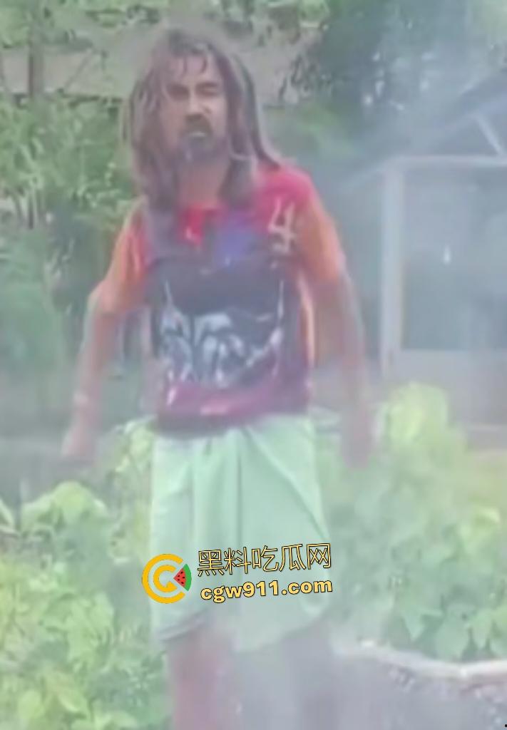 英国穷鬼流浪汉狠炸自己！老婆跑路绝望拿鞭炮塞嘴自爆折磨，威力太小没死成却逗乐路人狂笑！-3