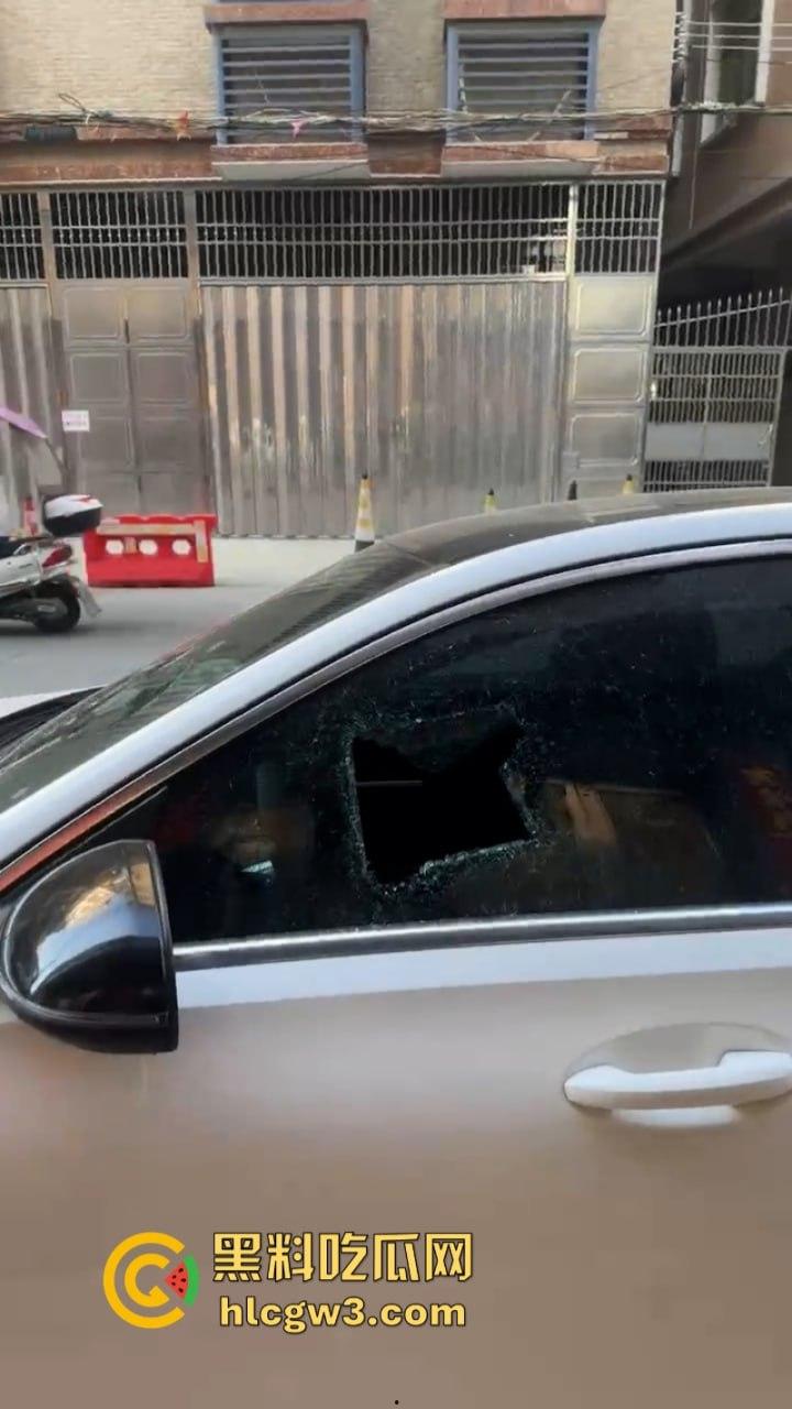 潮汕花臂精神小伙 为赚快钱偷东西被抓  摁倒地上一顿揍-1