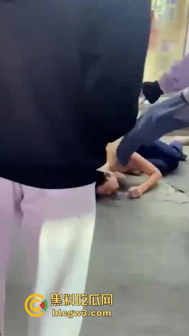 潮汕花臂精神小伙 为赚快钱偷东西被抓  摁倒地上一顿揍-3