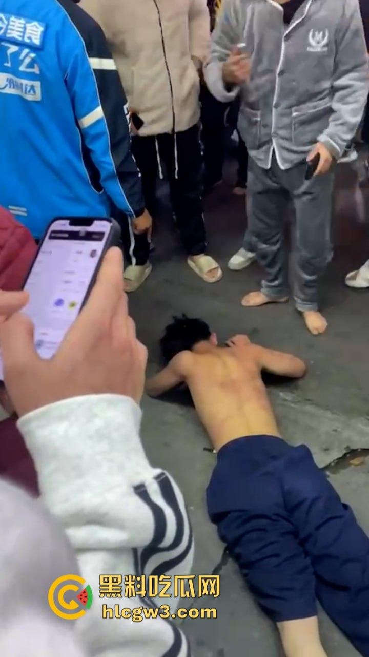 潮汕花臂精神小伙 为赚快钱偷东西被抓  摁倒地上一顿揍-5