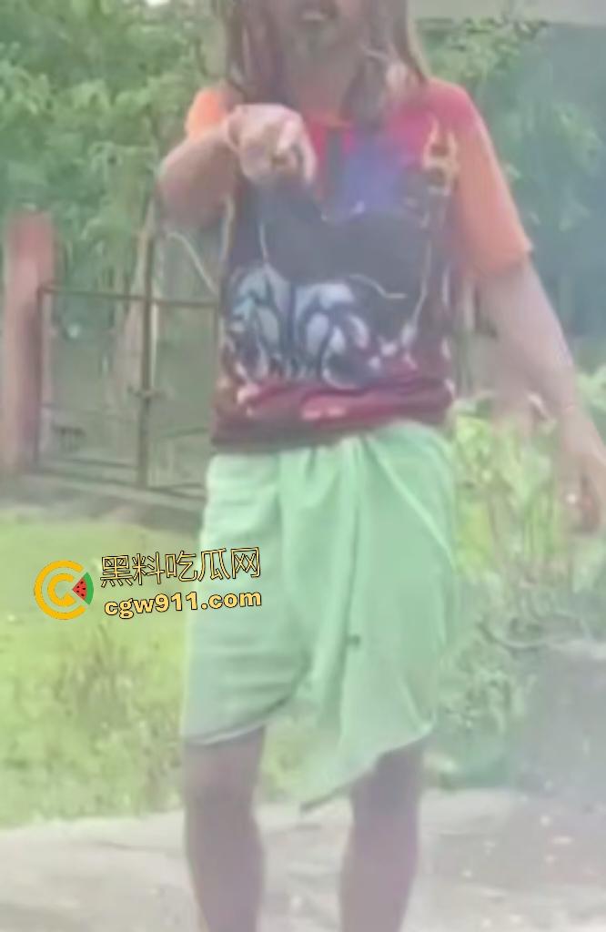 英国穷鬼流浪汉狠炸自己！老婆跑路绝望拿鞭炮塞嘴自爆折磨，威力太小没死成却逗乐路人狂笑！-8