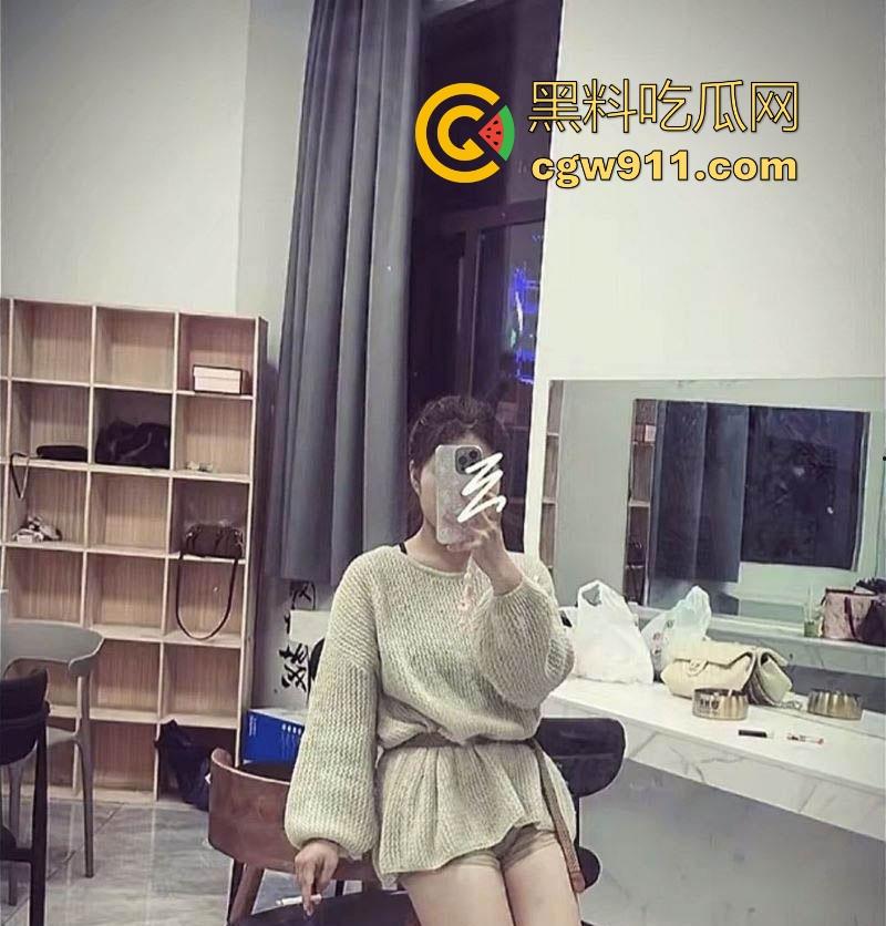 广州台球助教【秦文岚】知性优雅气质迷人，谁知私下反差拉满化身骚浪尤物，大奶翘臀镜前被金主掐脖后入爆操！-2