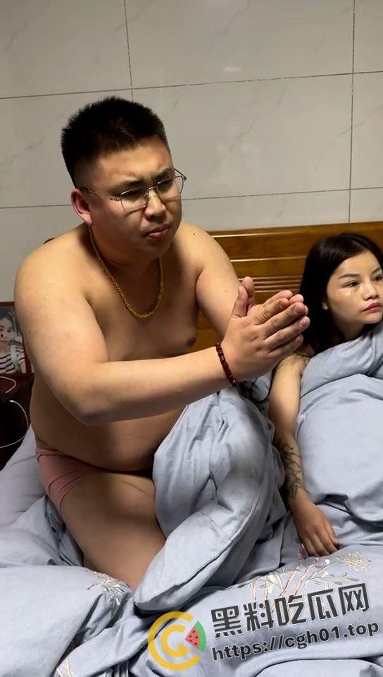 罕见！坐而论道式捉奸 丈夫带人捉奸淫妇 被小三讲道理 哥们佛学院毕业的吧-5