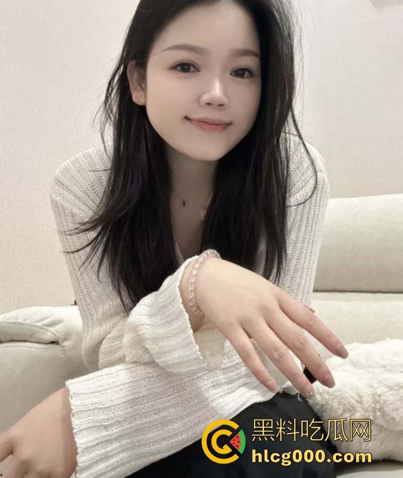 重庆微胖反差母狗【余娇娇】网上发起多人运动大挑战，以一敌多前后夹击三洞齐开，爽到高潮呻吟！-3