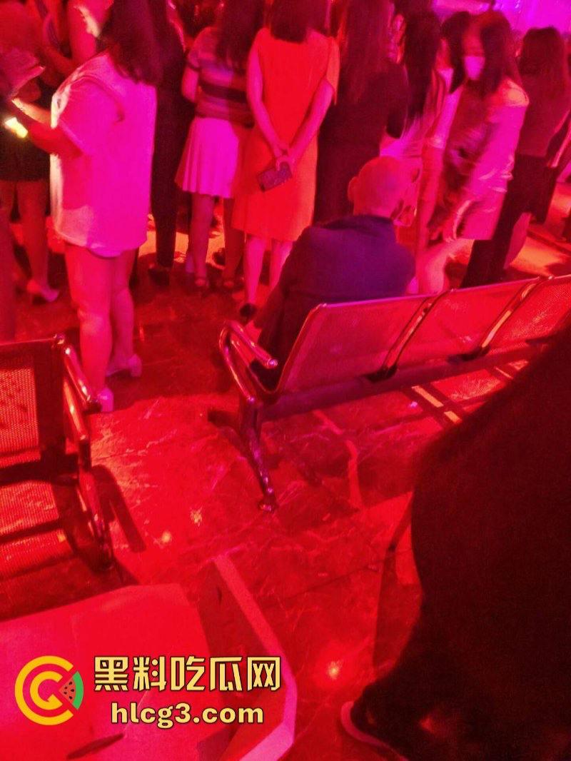 “十元一摸”成都夜生活的性故事 现在知道莎莎舞是怎么玩的了吧!不行了!扶我去成都-5