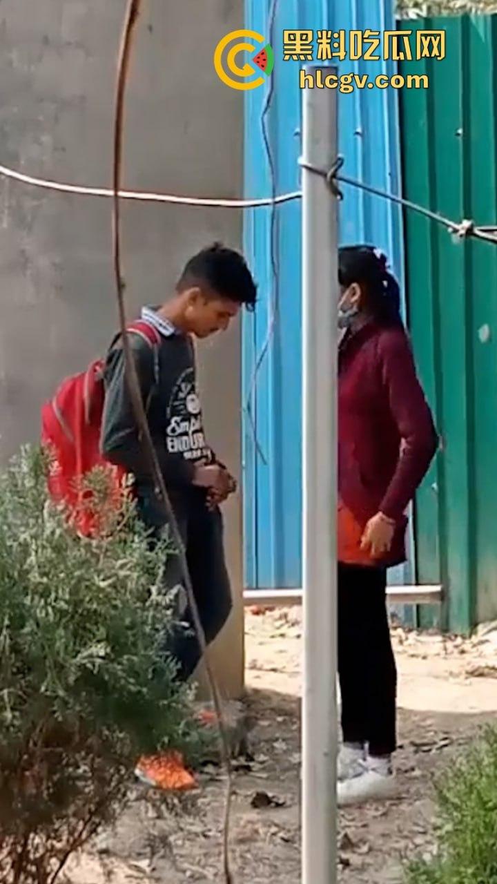 印度街头年轻小哥露天吃快餐 后入内射口交全套服务十分钟解决-2