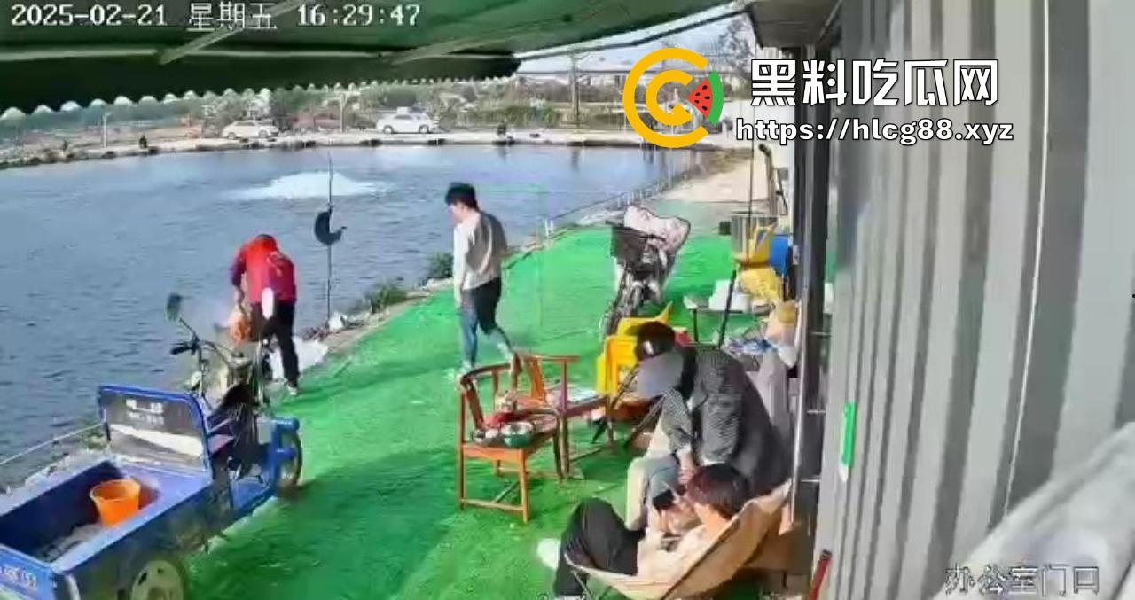 钓鱼妹子被鱼反钓拉下水，上岸哭成泪人，姐妹笑喷翘嘴没钓到把自己钓没了！-1