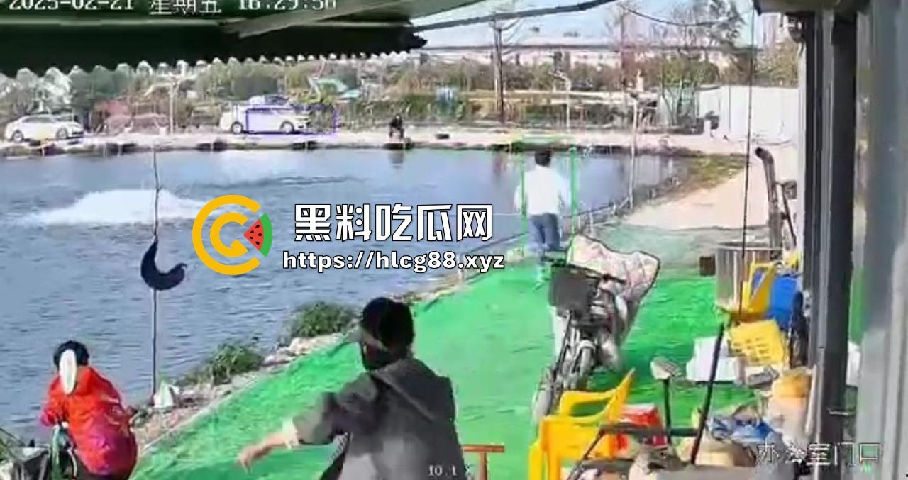 钓鱼妹子被鱼反钓拉下水，上岸哭成泪人，姐妹笑喷翘嘴没钓到把自己钓没了！-3