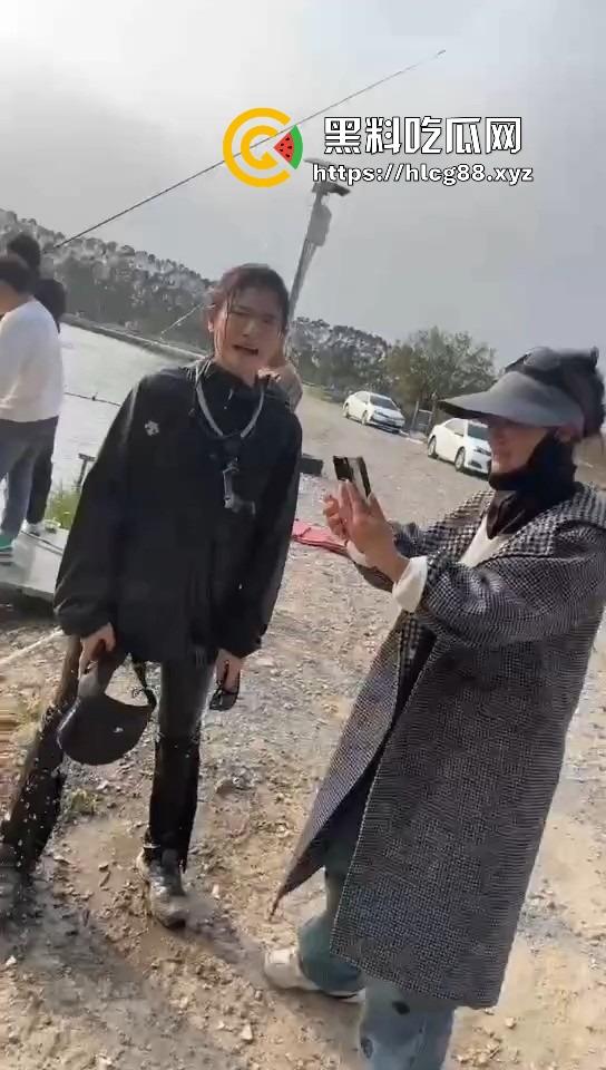 钓鱼妹子被鱼反钓拉下水，上岸哭成泪人，姐妹笑喷翘嘴没钓到把自己钓没了！-10