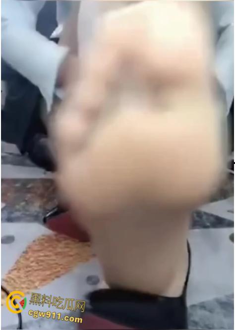 快手极品少妇网红【小妮子呀】，肤白如雪极品颜值，黑丝美腿直勾人心，足交套弄肉棒香艳十足！-8