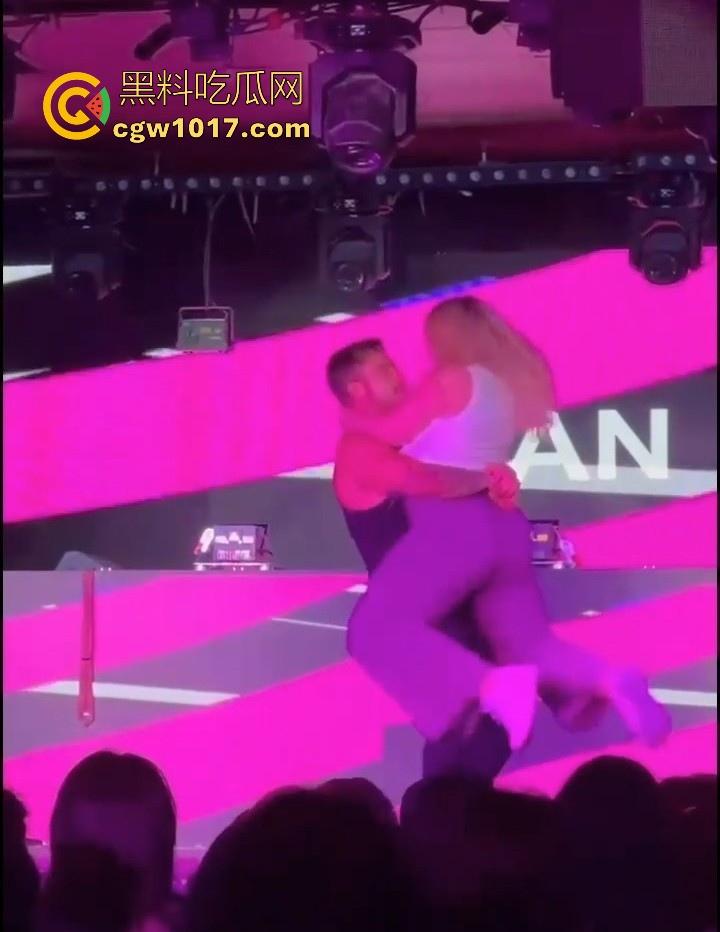 疯马秀都开到香港了吗？澳洲magicman裸男脱衣秀表演视频曝光，随机挑选女观众上台模拟性爱，动作极其辣眼！-9