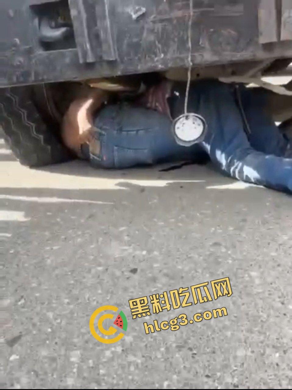 多米尼加 一卡车刹车失灵 连环撞车 碾压摩托车 致2人当场死亡 多人受伤！-5