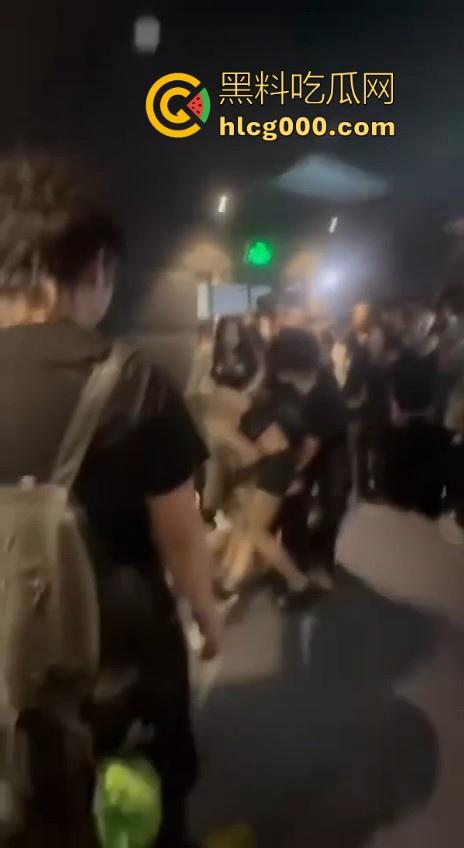 极品精神小妹当街厮杀，扯头发拳打胸脚踹逼招招致命，像头发疯的母牛一样，拦都拦不住！-4