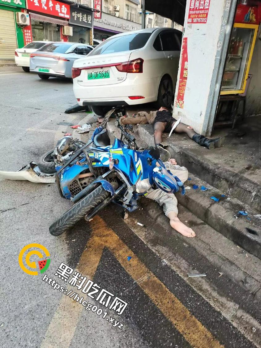 湖北美术学院情侣骑摩托 与网约车发生口角被撞倒2死1伤  可惜了这双黑丝美腿了 现场画面流出-3