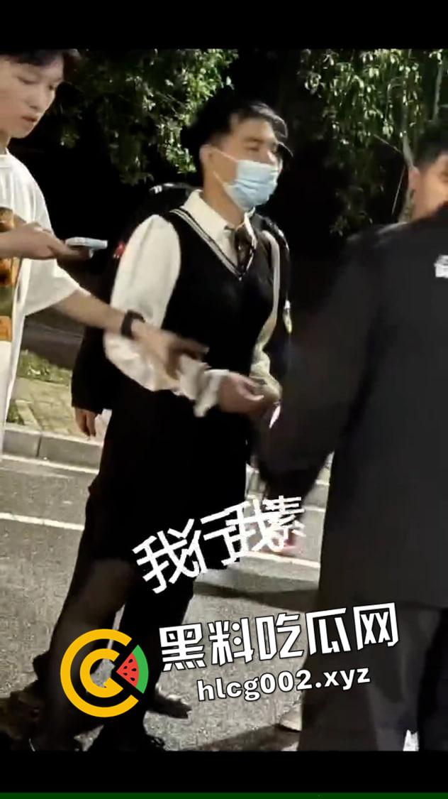 湖南长沙职业技术学院 男扮女装进女生宿舍猥亵  被抓到当众处刑 这就是大屌萌妹吗-1