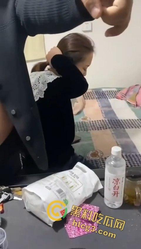 捉奸捉到奸夫淫妇现场！网友发问：为啥不先离婚？-1