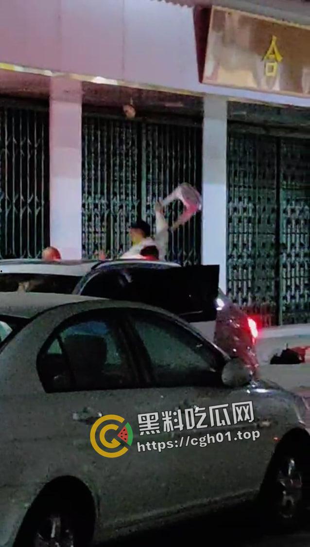 广东汕头野仔夜半吵架被围殴 头打裂开 鲜血跟自来水一样流 现场血腥画面流出-5