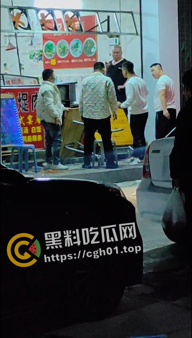 广东汕头野仔夜半吵架被围殴 头打裂开 鲜血跟自来水一样流 现场血腥画面流出-6