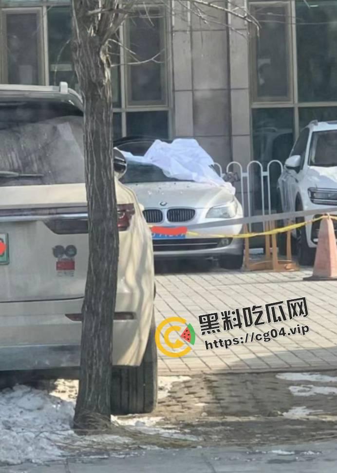 最新现场收尸画面！12月13日大连星海广场跳楼女收尸画面  全裸跳楼  具体原因暂未公布-5