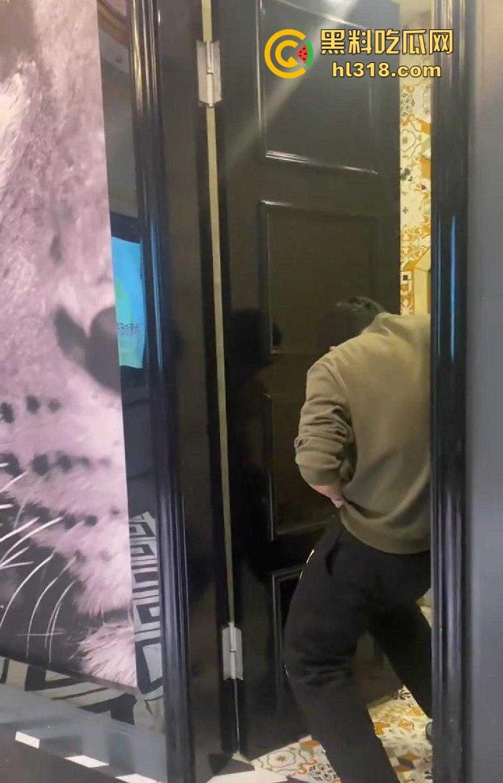 好兄弟老婆也一起分享，KTV厕所兄弟轮流玩巨乳老婆，洗手台掰开小骚逼，纯纯的厕所肉便器！-1