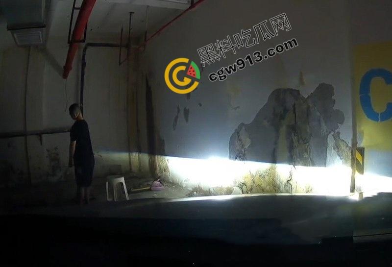江苏盐城小区地下停车场惊现恐怖一幕，男子吊死引发居民恐慌，车主当场吓尿，瑟瑟发抖-3