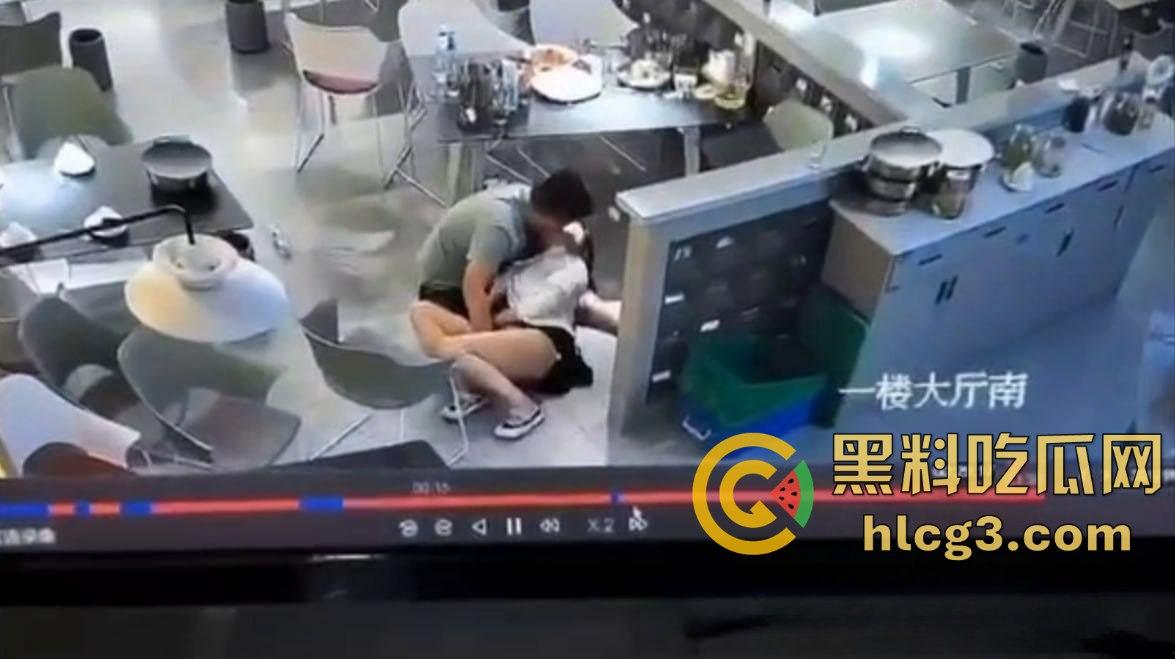 炸裂激情！武汉汪洋烧烤店 饥渴情侣一楼大厅搂腰亲嘴 疯狂抠逼 无视他人 监控实拍视频外传-4